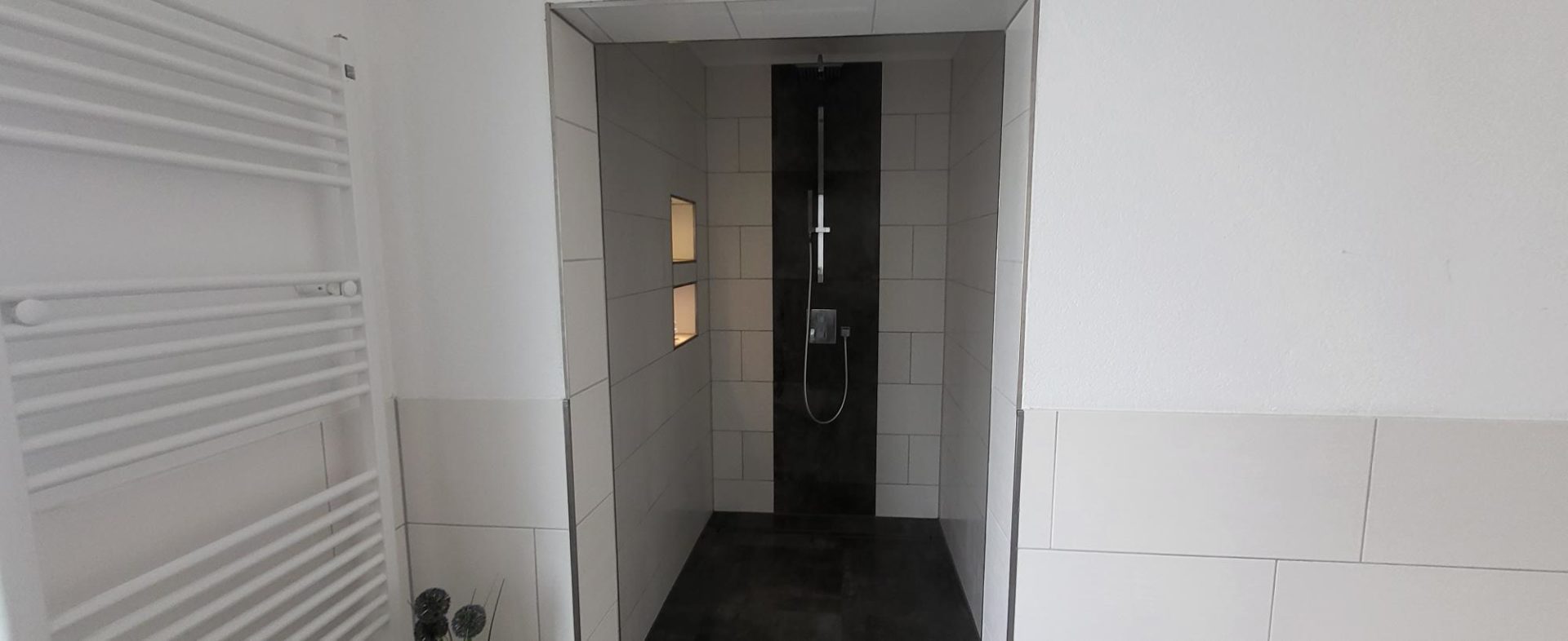 Bad mit Dusche und Wandnischen